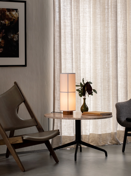 Hashira bordlampe på et sidebord